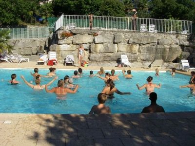 La piscine au camping les roches SUD ardèche 07